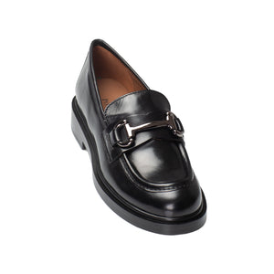 Elevate your style with the Pons Quintana Seline Loafer. Crafted from luxurious leather, this loafer exudes sophistication and elegance. With its sleek design and expert construction, it's the perfect combination of fashion and comfort. Embrace timeless classic with the Seline Loafer. side view