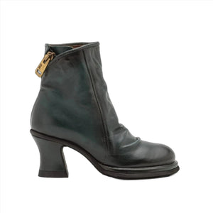 The A.S 98 Nikki Ankle Boot features a vintage green leather design, adding a touch of sophistication to any outfit. Expertly crafted, these ankle boots are perfect for any occasion. Experience the luxury of high-quality leather while staying on-trend with this stylish addition to your wardrobe.