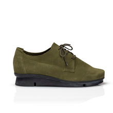 <p>Arche Padmey Derbie&nbsp; is designed with an elegant enamel finish or a rich Olive green nubuck, these lace-up shoes in classic black offer excellent wearability and can be paired with a variety of coordinates, including both pants and skirts.