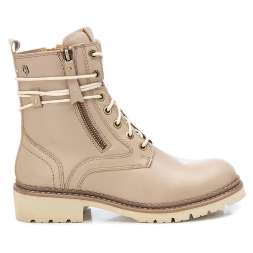 For the stylish and practical woman, the Carmela Boot is a must-have. These ankle boots, made of high quality leather, feature a side zipper and laces for a perfect fit. A rear puller allows for easy putting on, while the decorative zipper adds a touch of style. With a non-slip rubber sole, these boots are both fashionable and functional.
