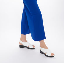 KIMYSS ARCHE PLATFORM SANDALS Wedge sandals in soft nubuck leather with a rubber sole and a Velcro strap. on the foot