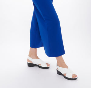 KIMYSS ARCHE PLATFORM SANDALS Wedge sandals in soft nubuck leather with a rubber sole and a Velcro strap. on the foot