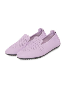 The Arche Fanhoo is a perfect mix of style and comfort, crafted from luxurious full-grain marbled nubuck calfskin leather in a classic black or new season lilac colourway. These perforated elasticated loafers come with a 1.5 cm flat sole in Formula Natural®  nubuck insole. Experience original arche flexibility guaranteed by its unlined construction. lilac