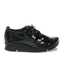  Designed with an elegant enamel finish and just the right amount of sheen, these lace-up shoes in classic black offer excellent wearability and can be paired with a variety of coordinates, including both pants and skirts.
