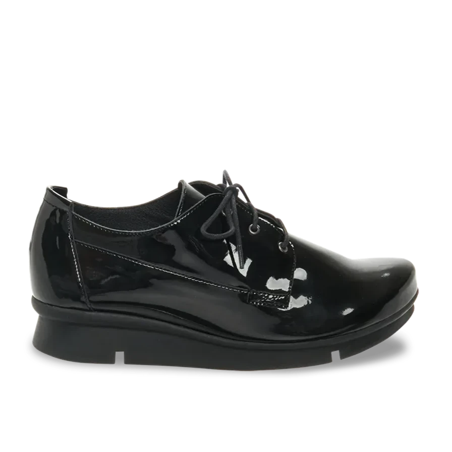  Designed with an elegant enamel finish and just the right amount of sheen, these lace-up shoes in classic black offer excellent wearability and can be paired with a variety of coordinates, including both pants and skirts.