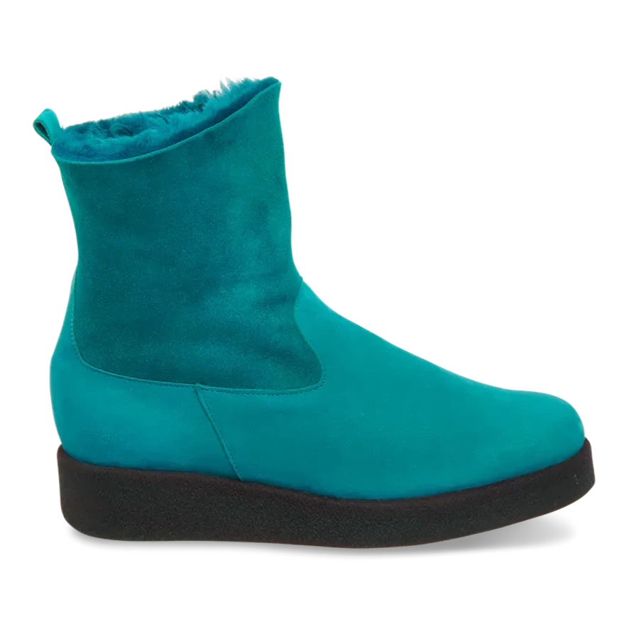 <p>These boots feature a stylish appearance thanks to their voluminous sole. The wool   lining provides cozy warmth for your feet. The wide circumference of the shaft ensures effortless on and off.</p> <p>Arche's aesthetic is both stylish and sophisticated, offering unique and comfortable designs. </p>