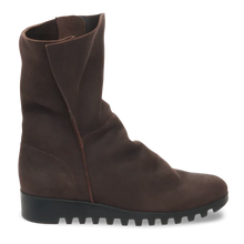<p>his mid-length boot boasts a trendy and chunky sole, making it both stylish and comfortable. Its simple design is both alluring and versatile, making it perfect for long days out.</p> <p>The Arche brand is known for its chic style that seamlessly blends individuality and comfort, with a continued dedication to offering elegant aArche shoes, known for their supple aniline-dyed leather composition, offer a traditional dyeing technique that enhances their delicately smooth texture.