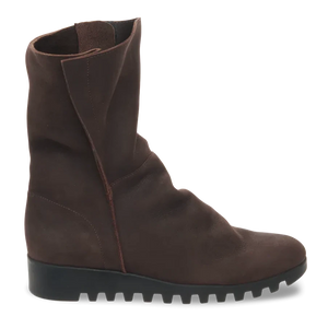 <p>his mid-length boot boasts a trendy and chunky sole, making it both stylish and comfortable. Its simple design is both alluring and versatile, making it perfect for long days out.</p> <p>The Arche brand is known for its chic style that seamlessly blends individuality and comfort, with a continued dedication to offering elegant aArche shoes, known for their supple aniline-dyed leather composition, offer a traditional dyeing technique that enhances their delicately smooth texture.